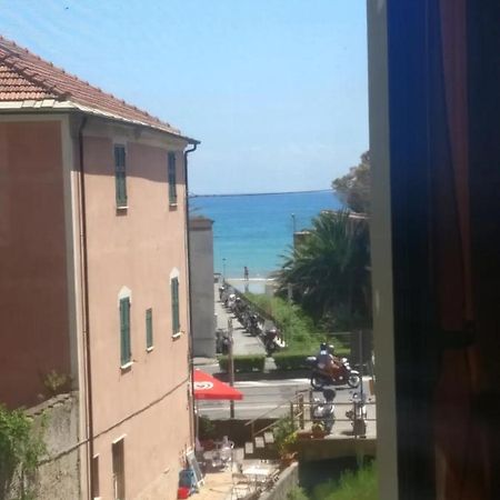 House Of Fly With Sea View, Front The Beach Savona Exterior foto